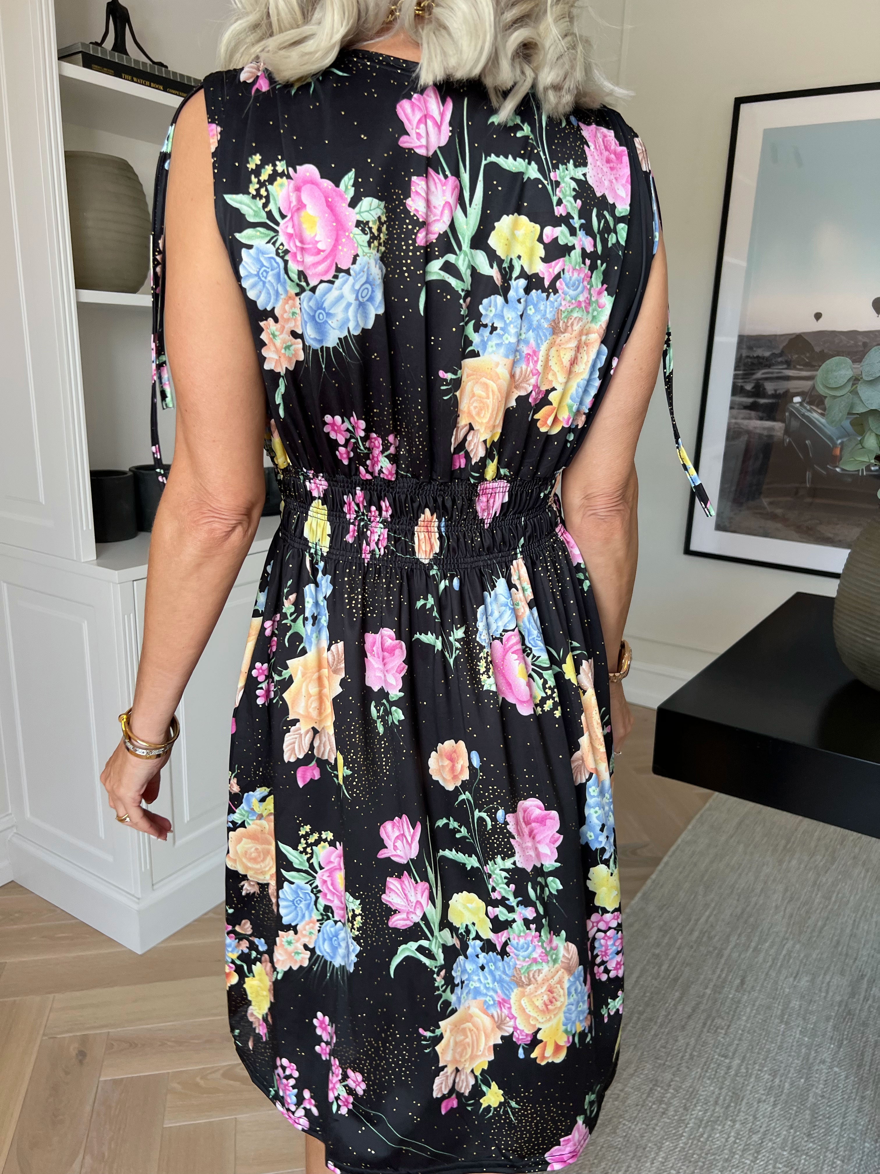 Pams Bouquet Short - Kort elastisk kjole med blomster, guld støv og lommer